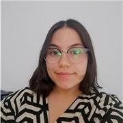 Studentessa universitaria di ingegneria impartisce lezioni di disegno tecnico